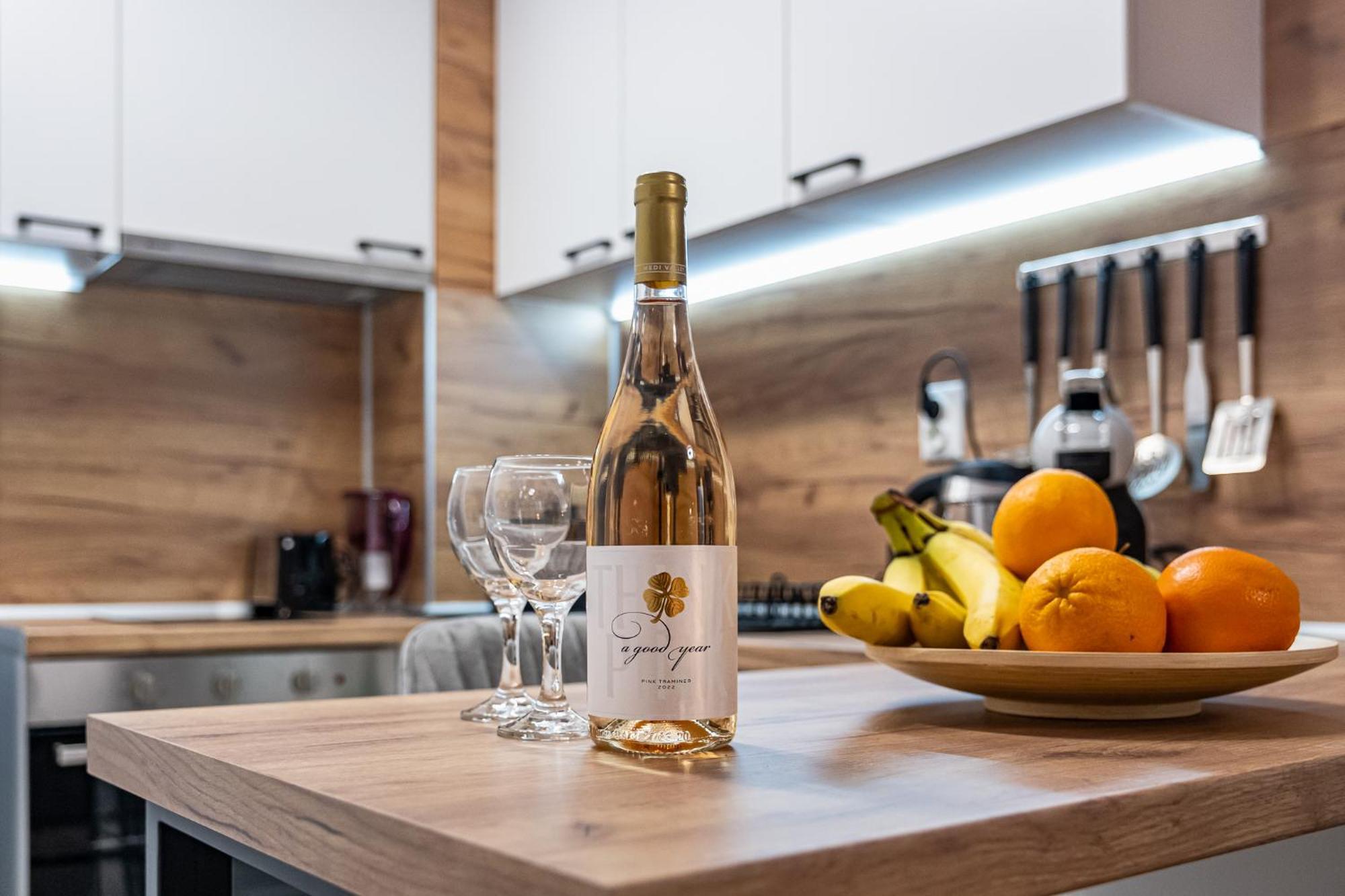 Cozy & Parking - Subject To Availability Apartment *