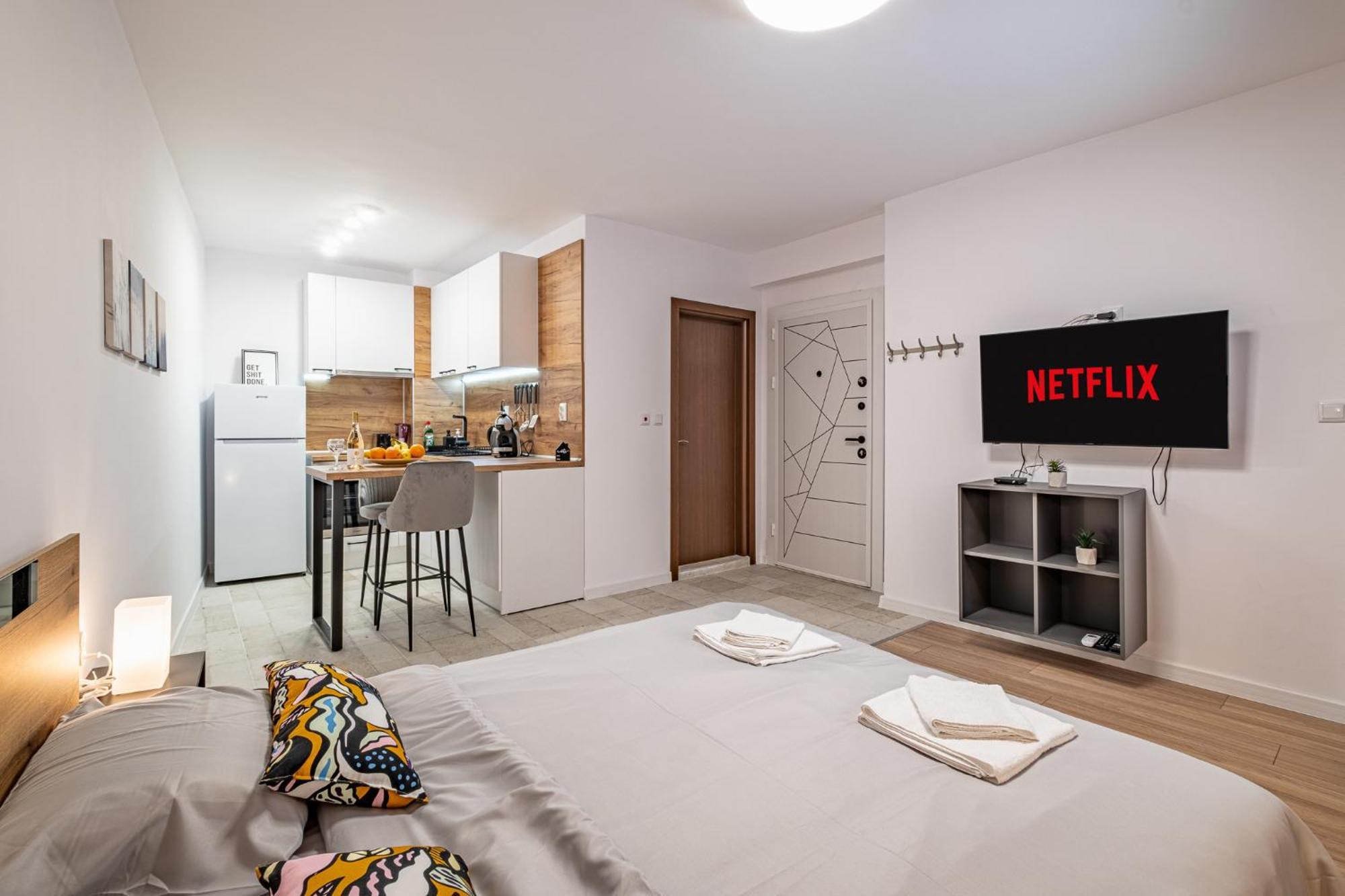 Cozy & Parking - Subject To Availability Apartment *